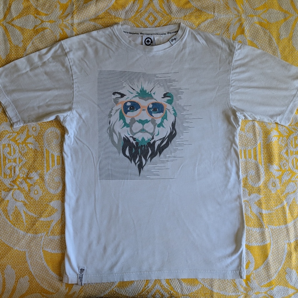 LRG men's lion sunglasses tee medium